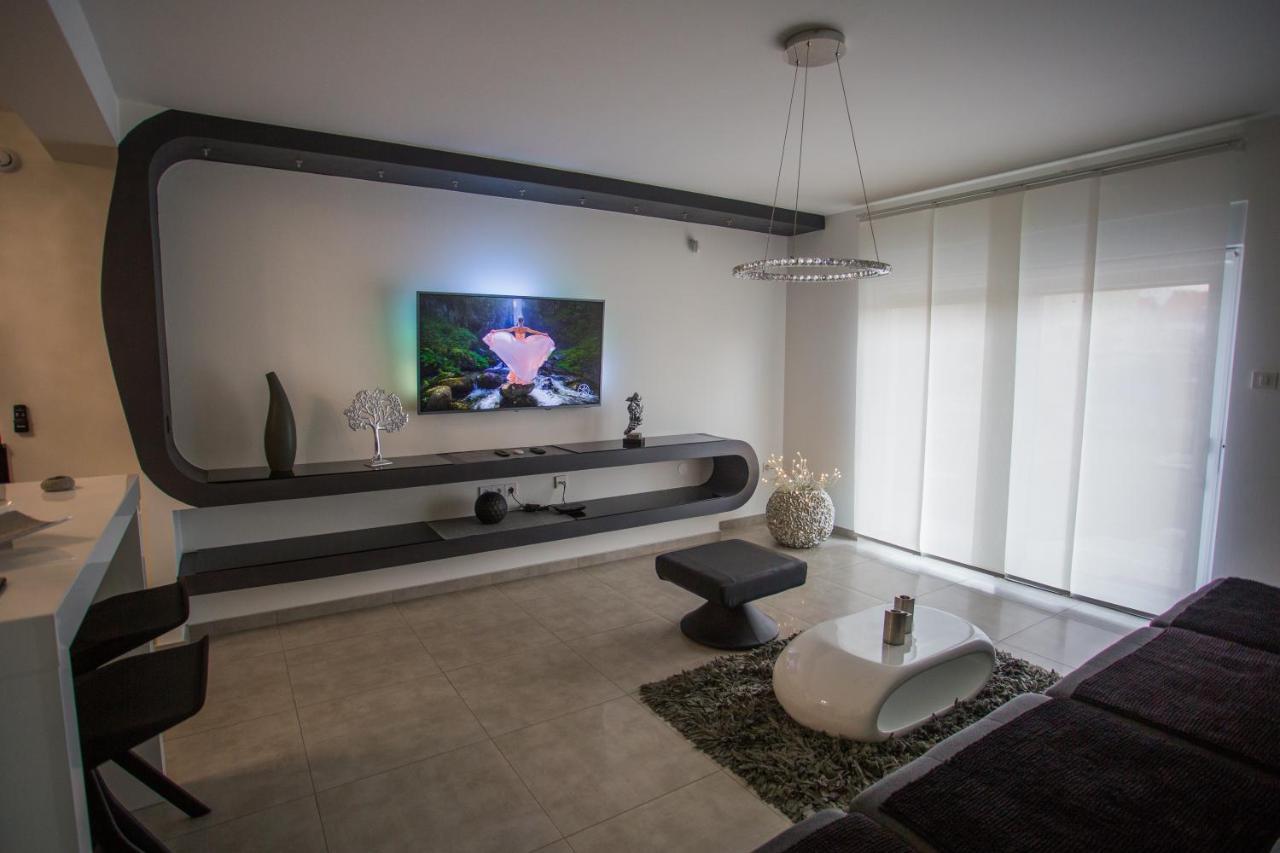 Apartment Plaza ----Wallbox 11Kw 16A ----- Private Spa- Jacuzzi, Infrared Sauna, Luxury Massage Chair, Parking, Entry With Pin 0 - 24H, Free Cancellation 24 Hours Before Check In Slavonski Brod Bagian luar foto