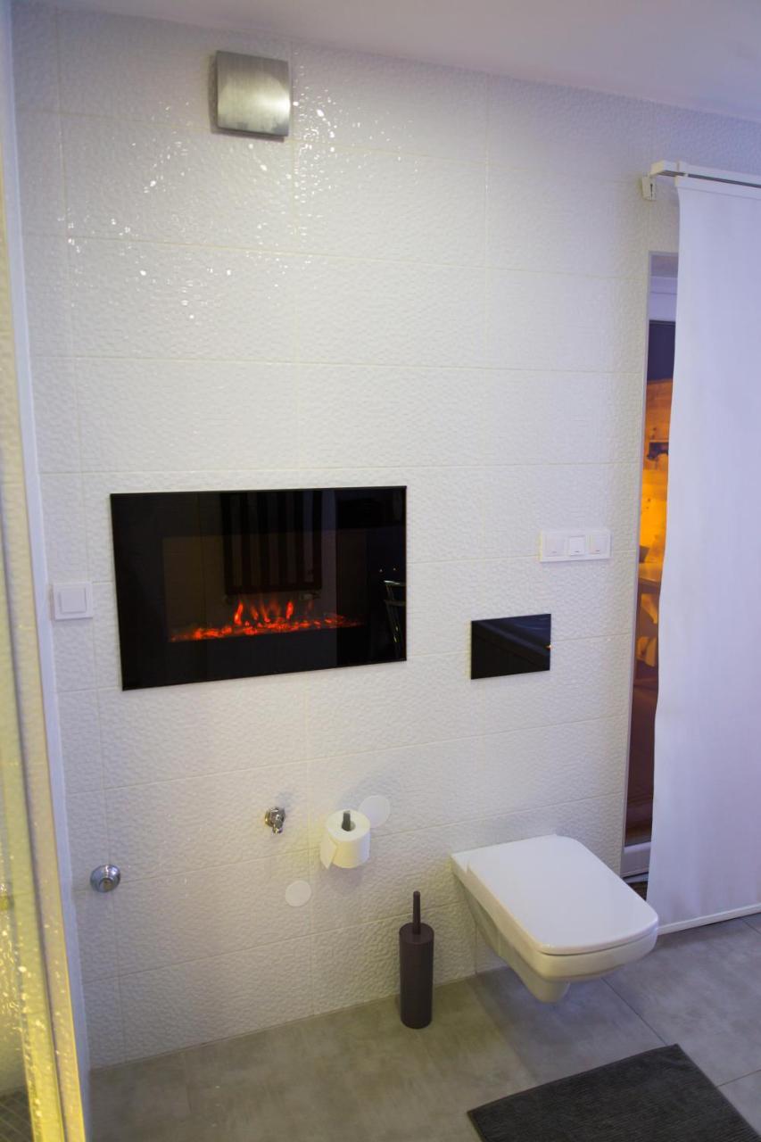 Apartment Plaza ----Wallbox 11Kw 16A ----- Private Spa- Jacuzzi, Infrared Sauna, Luxury Massage Chair, Parking, Entry With Pin 0 - 24H, Free Cancellation 24 Hours Before Check In Slavonski Brod Bagian luar foto