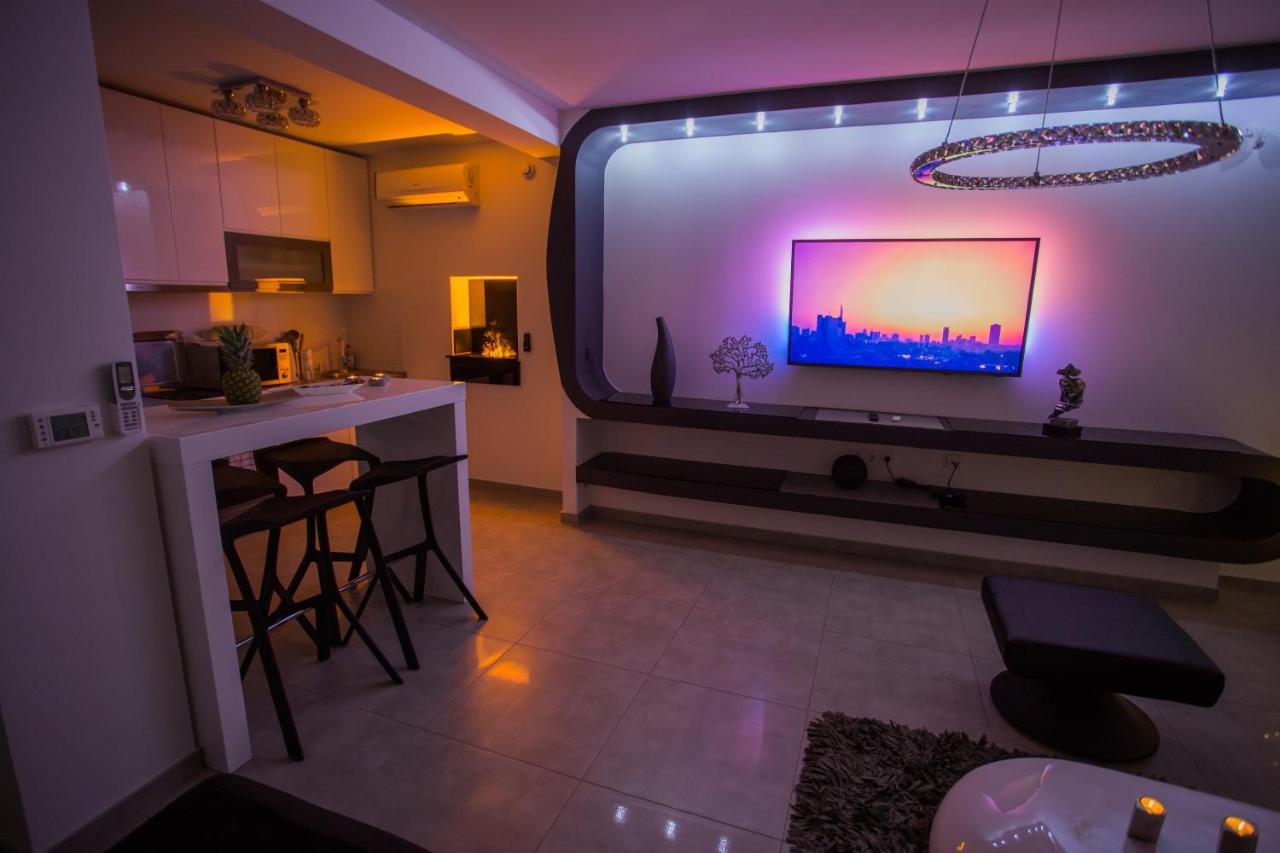 Apartment Plaza ----Wallbox 11Kw 16A ----- Private Spa- Jacuzzi, Infrared Sauna, Luxury Massage Chair, Parking, Entry With Pin 0 - 24H, Free Cancellation 24 Hours Before Check In Slavonski Brod Bagian luar foto