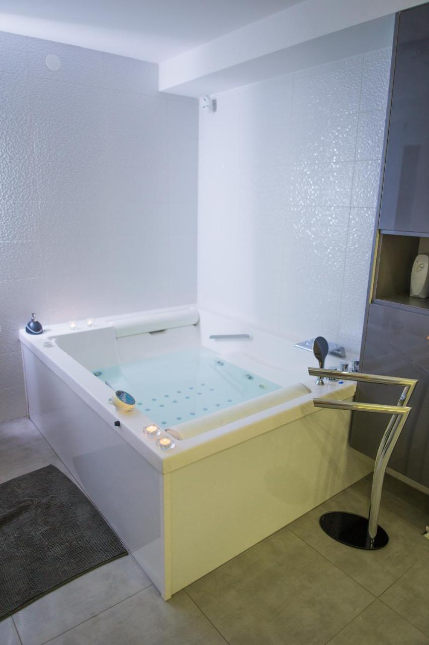 Apartment Plaza ----Wallbox 11Kw 16A ----- Private Spa- Jacuzzi, Infrared Sauna, Luxury Massage Chair, Parking, Entry With Pin 0 - 24H, Free Cancellation 24 Hours Before Check In Slavonski Brod Bagian luar foto