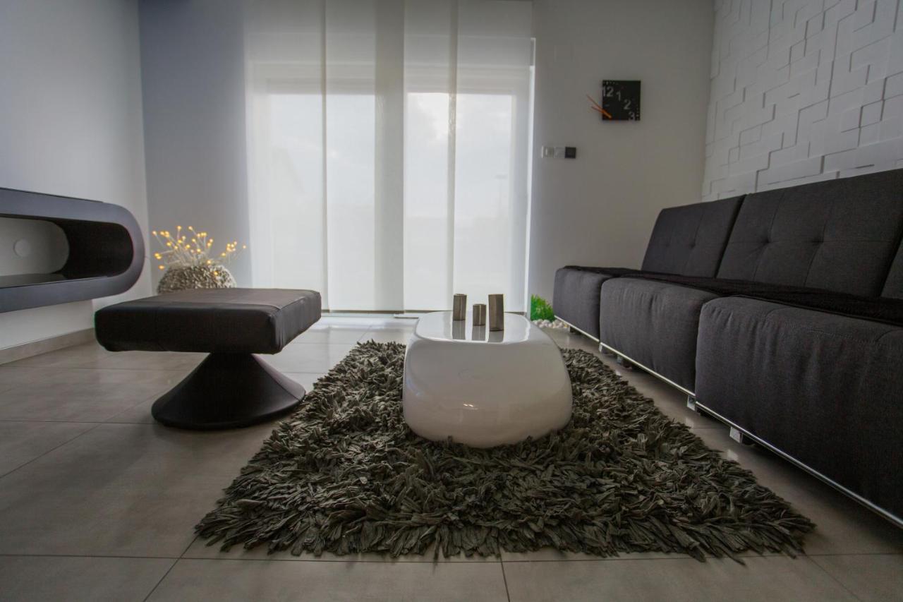 Apartment Plaza ----Wallbox 11Kw 16A ----- Private Spa- Jacuzzi, Infrared Sauna, Luxury Massage Chair, Parking, Entry With Pin 0 - 24H, Free Cancellation 24 Hours Before Check In Slavonski Brod Bagian luar foto