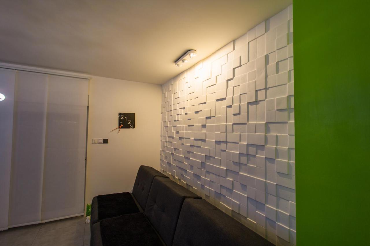 Apartment Plaza ----Wallbox 11Kw 16A ----- Private Spa- Jacuzzi, Infrared Sauna, Luxury Massage Chair, Parking, Entry With Pin 0 - 24H, Free Cancellation 24 Hours Before Check In Slavonski Brod Bagian luar foto