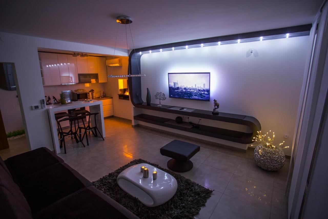 Apartment Plaza ----Wallbox 11Kw 16A ----- Private Spa- Jacuzzi, Infrared Sauna, Luxury Massage Chair, Parking, Entry With Pin 0 - 24H, Free Cancellation 24 Hours Before Check In Slavonski Brod Bagian luar foto