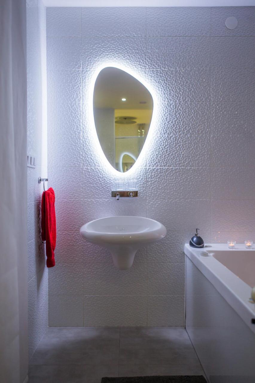 Apartment Plaza ----Wallbox 11Kw 16A ----- Private Spa- Jacuzzi, Infrared Sauna, Luxury Massage Chair, Parking, Entry With Pin 0 - 24H, Free Cancellation 24 Hours Before Check In Slavonski Brod Bagian luar foto