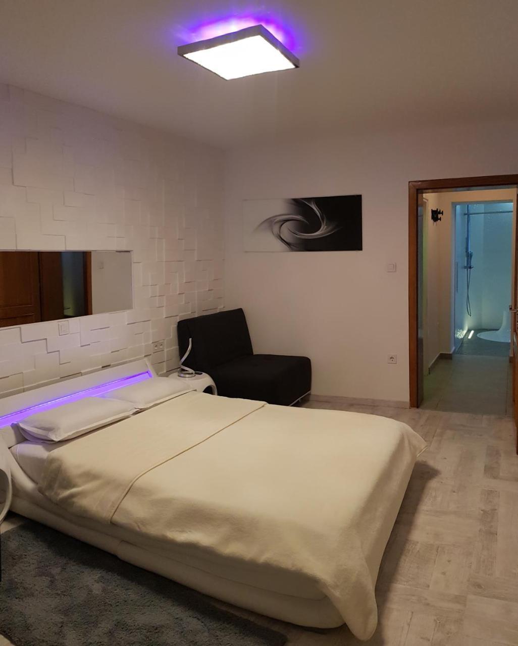 Apartment Plaza ----Wallbox 11Kw 16A ----- Private Spa- Jacuzzi, Infrared Sauna, Luxury Massage Chair, Parking, Entry With Pin 0 - 24H, Free Cancellation 24 Hours Before Check In Slavonski Brod Bagian luar foto