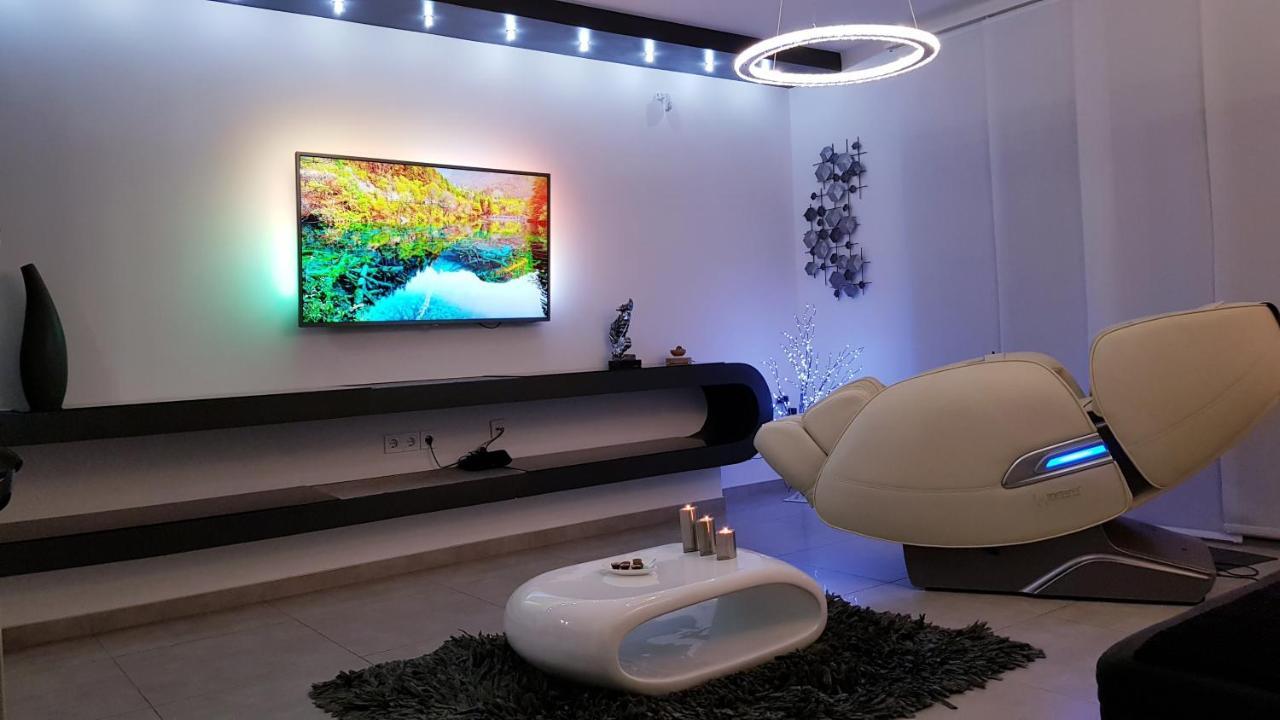 Apartment Plaza ----Wallbox 11Kw 16A ----- Private Spa- Jacuzzi, Infrared Sauna, Luxury Massage Chair, Parking, Entry With Pin 0 - 24H, Free Cancellation 24 Hours Before Check In Slavonski Brod Bagian luar foto